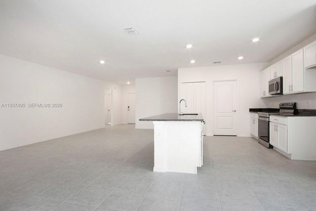 811 SE Seahouse Dr, Port St. Lucie, FL 34983