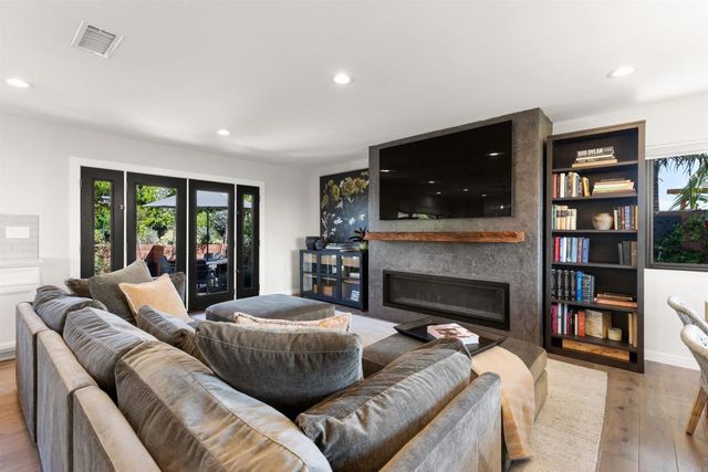 8675 Glenwick Lane, La Jolla, CA 92037