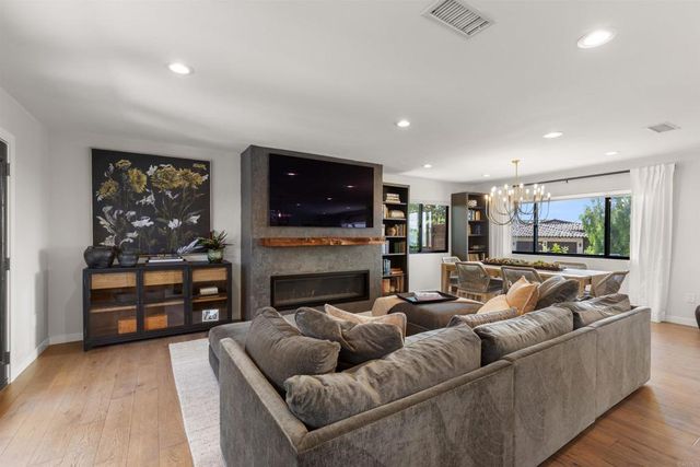 8675 Glenwick Lane, La Jolla, CA 92037