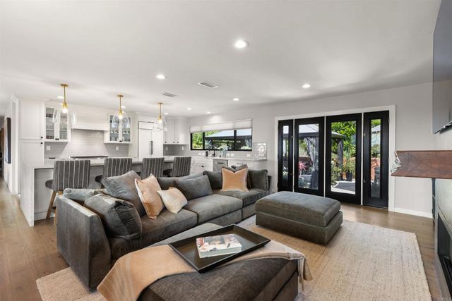 8675 Glenwick Lane, La Jolla, CA 92037