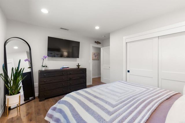 8675 Glenwick Lane, La Jolla, CA 92037