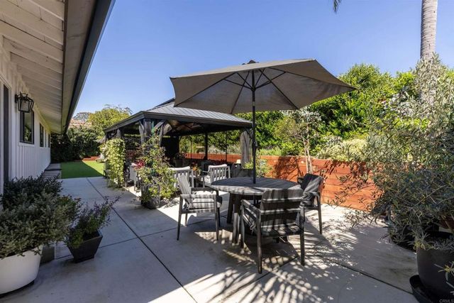 8675 Glenwick Lane, La Jolla, CA 92037