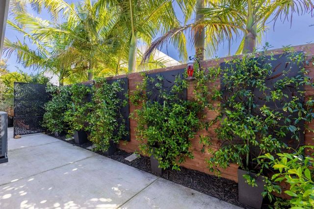 8675 Glenwick Lane, La Jolla, CA 92037