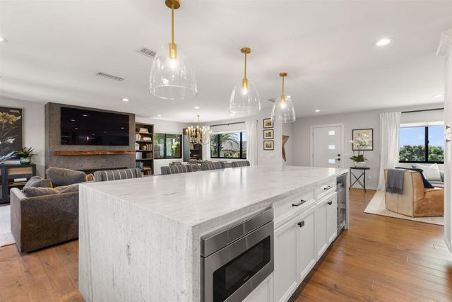8675 Glenwick Lane, La Jolla, CA 92037