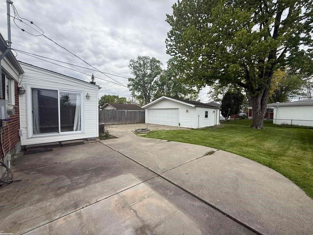 17851 Rainbow Street, Fraser, MI 48026