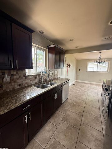 17851 Rainbow Street, Fraser, MI 48026