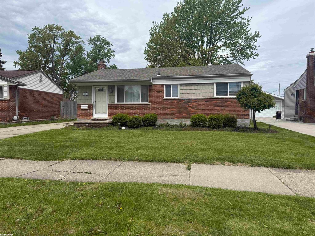 17851 Rainbow Street, Fraser, MI 48026