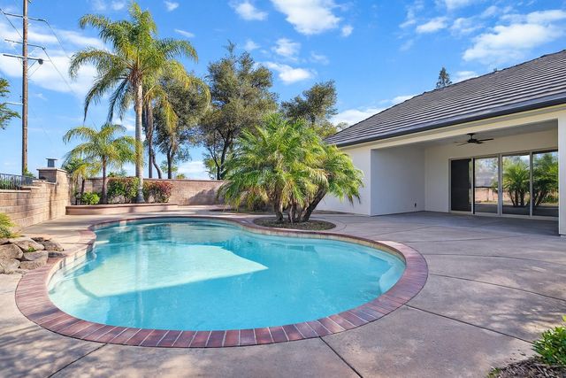 950 Santa Cruz Drive, Redding, CA 96003