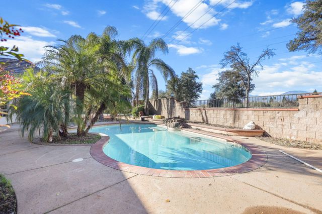 950 Santa Cruz Drive, Redding, CA 96003