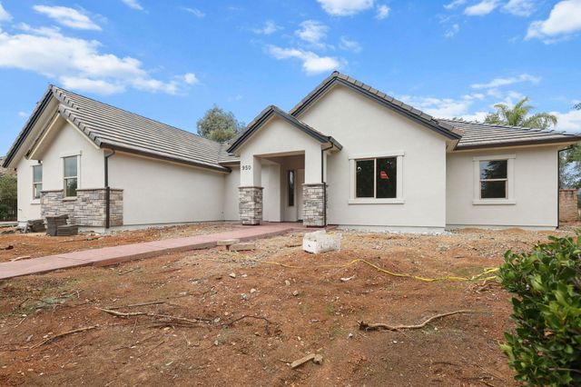 950 Santa Cruz Drive, Redding, CA 96003