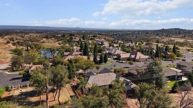 950 Santa Cruz Drive, Redding, CA 96003