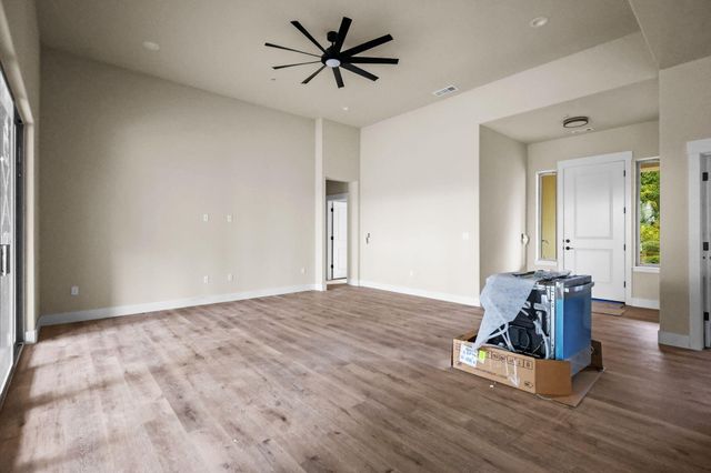 950 Santa Cruz Drive, Redding, CA 96003