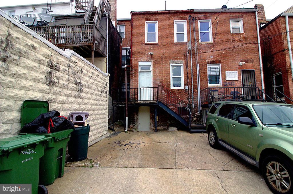 Image 11 of property listing at 2414 SAINT PAUL ST, Baltimore, MD 21218