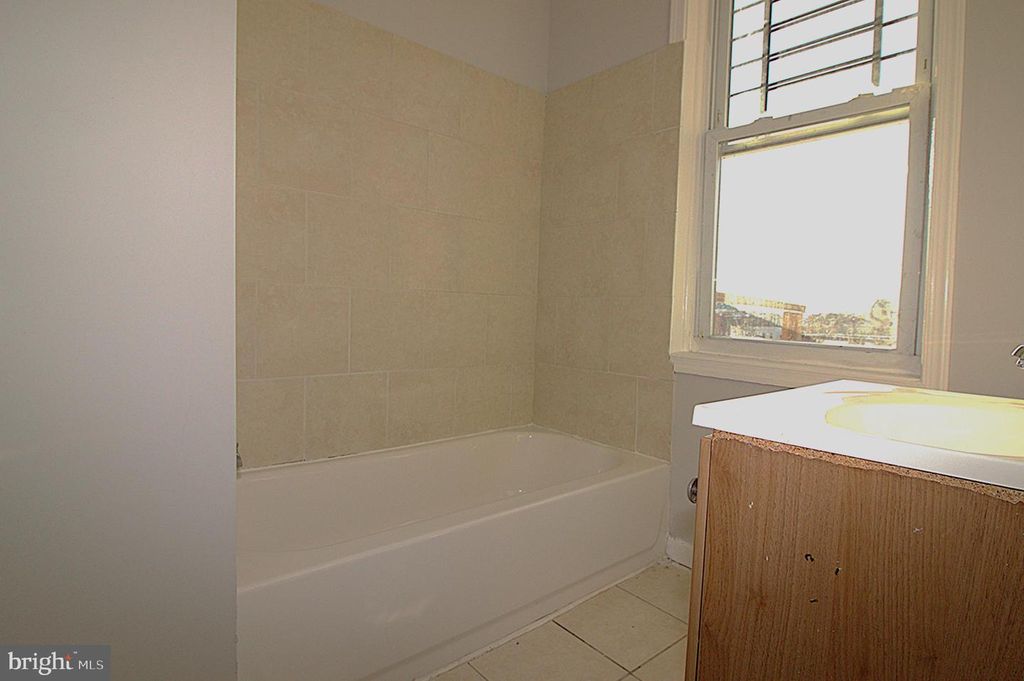 Image 3 of property listing at 2414 SAINT PAUL ST, Baltimore, MD 21218