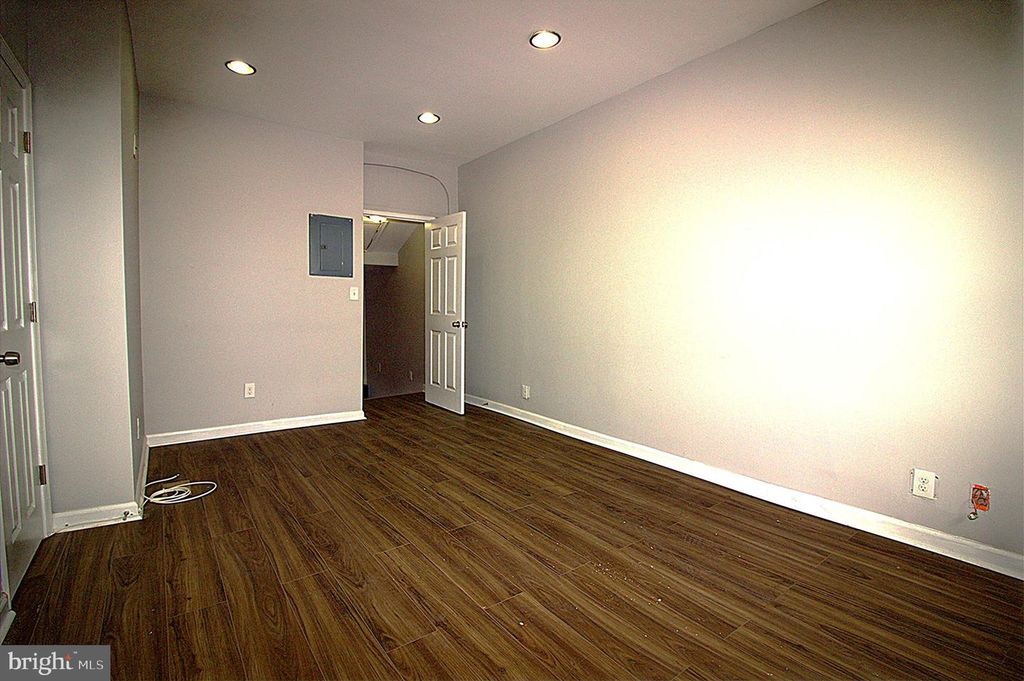 Image 5 of property listing at 2414 SAINT PAUL ST, Baltimore, MD 21218
