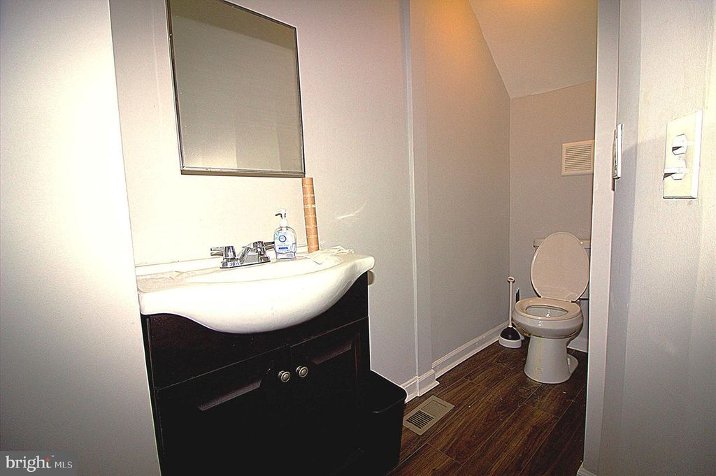 Image 7 of property listing at 2414 SAINT PAUL ST, Baltimore, MD 21218