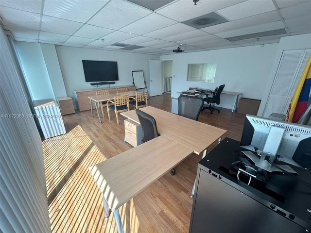 6910 NW 50th St 4-1, Miami, FL 33195