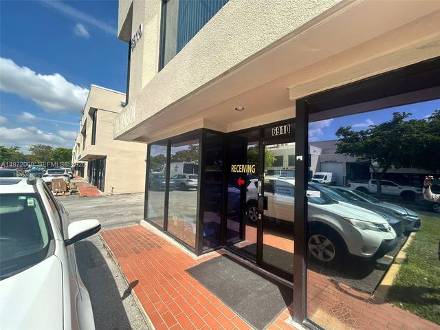 6910 NW 50th St 4-1, Miami, FL 33195