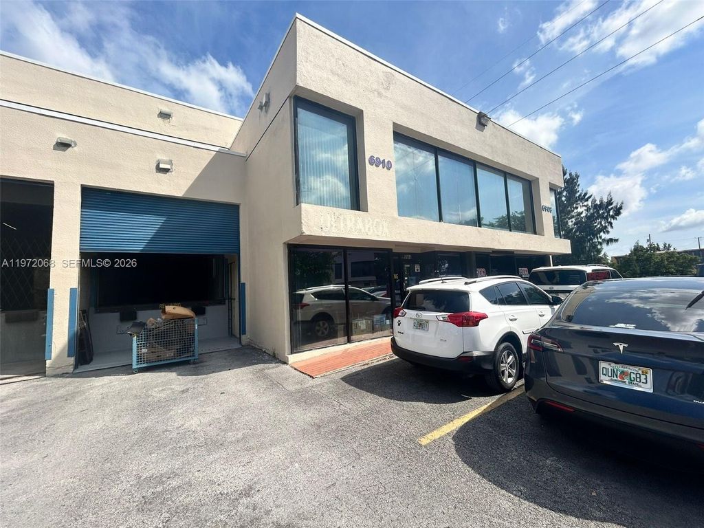 6910 NW 50th St 4-1, Miami, FL 33195