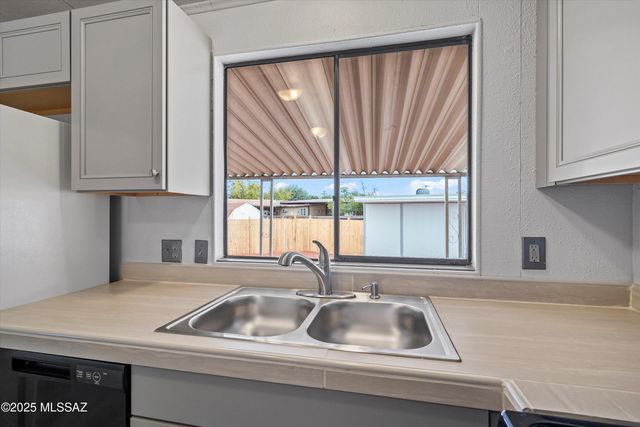 1432 W Buena Tierra Place, Tucson, AZ 85705