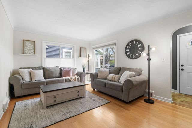 1809 Hyacinth Avenue E, Saint Paul, MN 55119