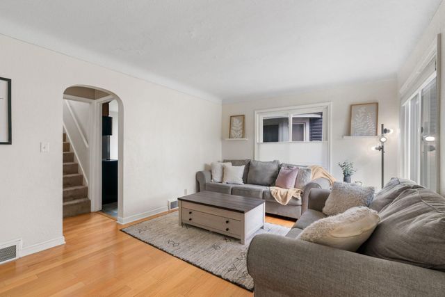 1809 Hyacinth Avenue E, Saint Paul, MN 55119