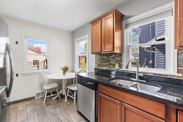 1809 Hyacinth Avenue E, Saint Paul, MN 55119