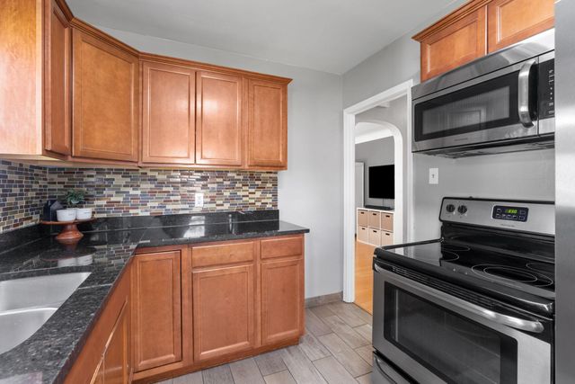 1809 Hyacinth Avenue E, Saint Paul, MN 55119