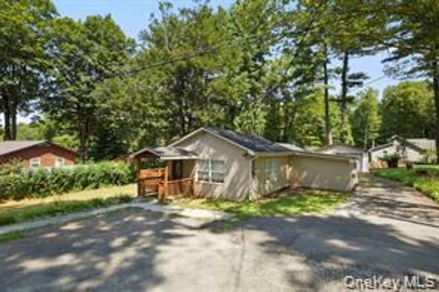 6 Farmingdale Lane, Bloomingburg, NY 12721