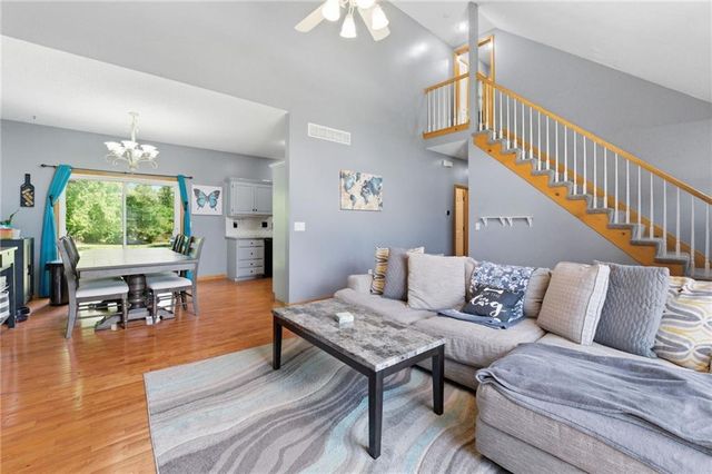 913 Applewood Lane, Belton, MO 64012
