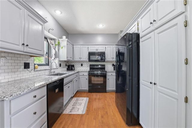 913 Applewood Lane, Belton, MO 64012