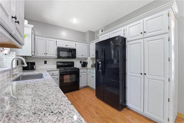 913 Applewood Lane, Belton, MO 64012