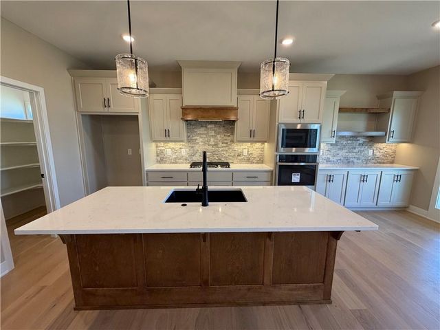 508 Skyview Lane, Liberty, MO 64068