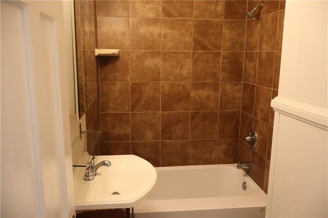 403 NE 41st Street, Kansas City, MO 64116