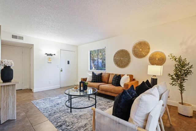 3591 Quail Lakes Dr #295, Stockton, CA 95207