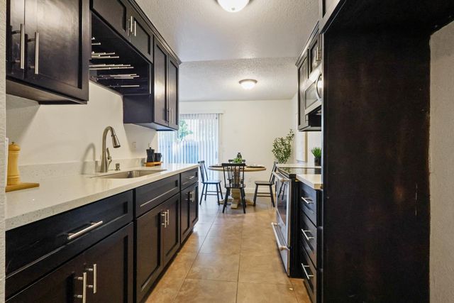 3591 Quail Lakes Dr #295, Stockton, CA 95207