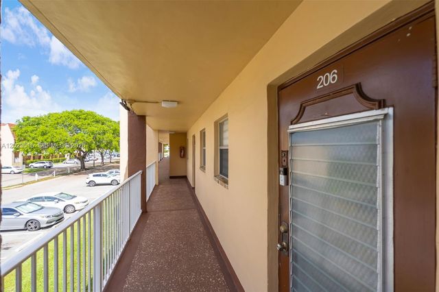 8881 Sunrise Lakes Blvd 206, Sunrise, FL 33322