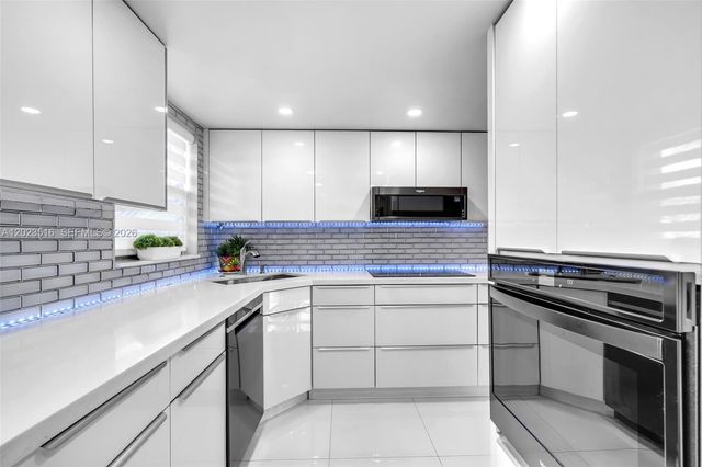 8881 Sunrise Lakes Blvd 206, Sunrise, FL 33322