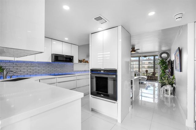 8881 Sunrise Lakes Blvd 206, Sunrise, FL 33322