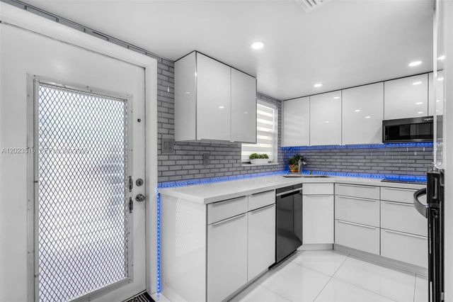 8881 Sunrise Lakes Blvd 206, Sunrise, FL 33322