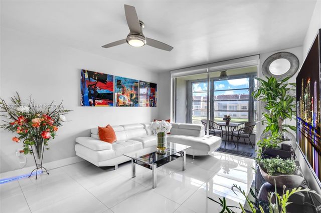 8881 Sunrise Lakes Blvd 206, Sunrise, FL 33322