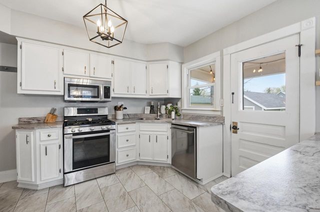 323 S Worthington STREET, Oconomowoc, WI 53066