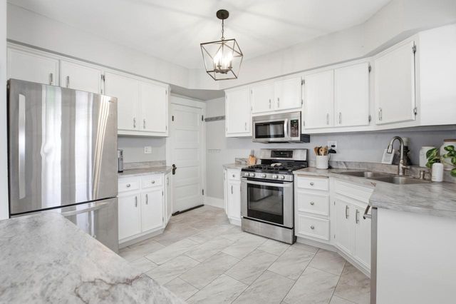 323 S Worthington STREET, Oconomowoc, WI 53066