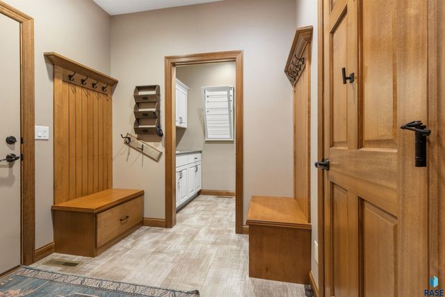 5721 E Robin Oak Cir Circle, Sioux Falls, SD 57110