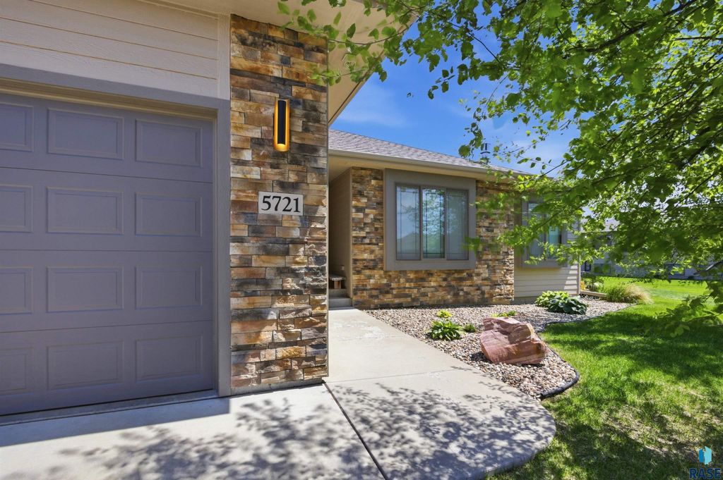 5721 E Robin Oak Cir Circle, Sioux Falls, SD 57110