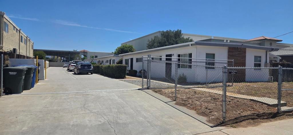 321 331 Roanoke Road, El Cajon, CA 92020 — exterior