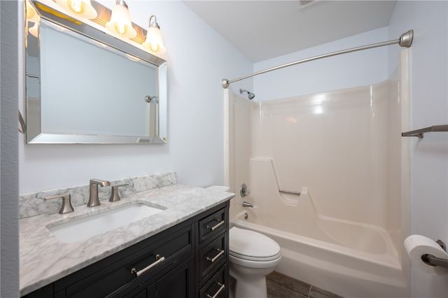 3719 Blue Mound NE, Cedar Rapids, IA 52402