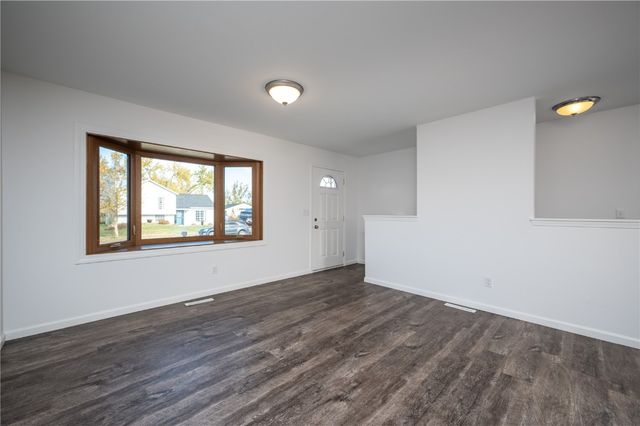 3719 Blue Mound NE, Cedar Rapids, IA 52402