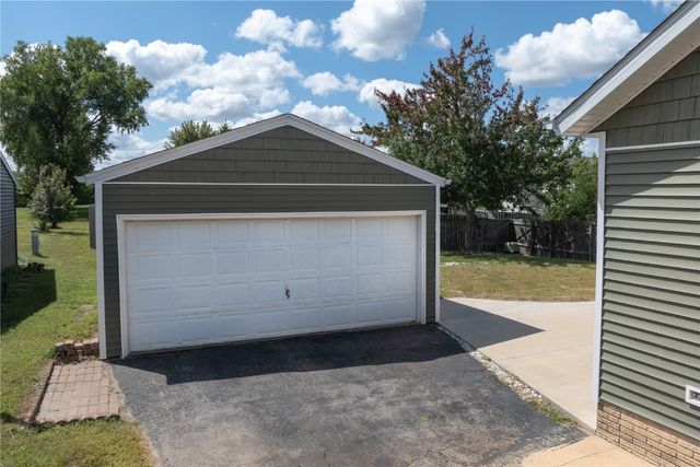 3719 Blue Mound NE, Cedar Rapids, IA 52402