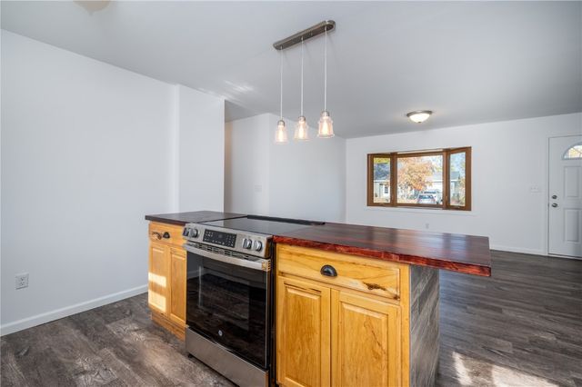 3719 Blue Mound NE, Cedar Rapids, IA 52402